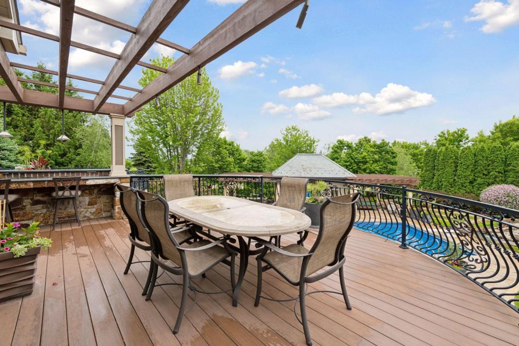 Pergola dining on the deck